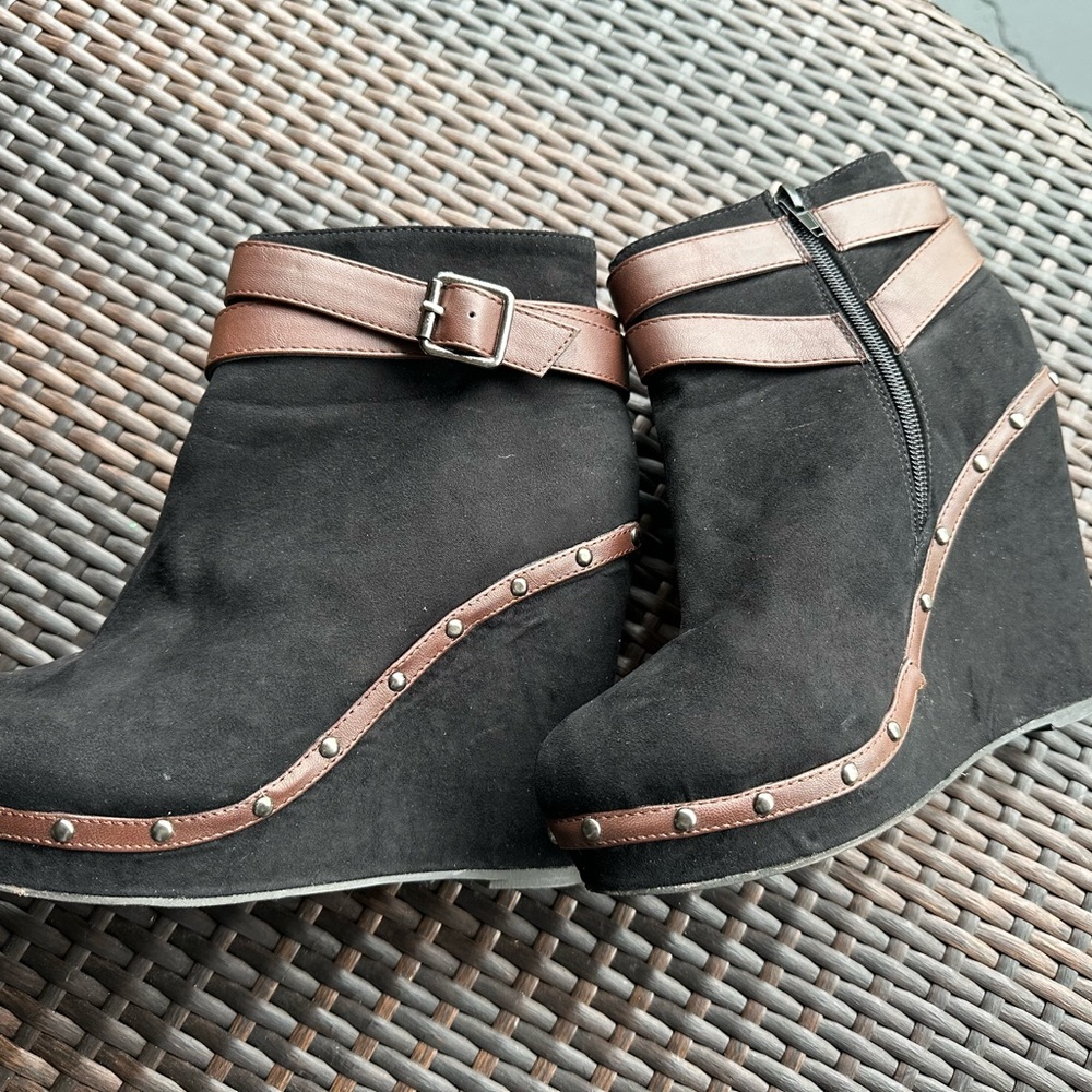 Black suede wedge bootie with brown leather trimmed size 10 by red circle.